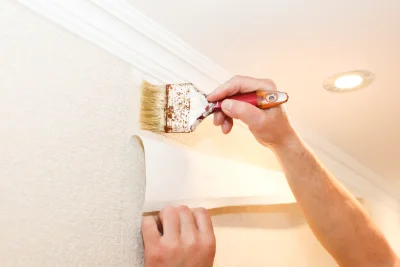 Pose de papier peint à Modène — revêtements muraux et toiles de verre
